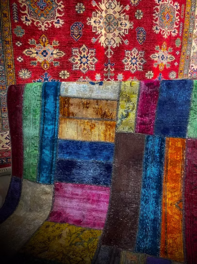 Détails de tapis d’Orient et matières artisanales.