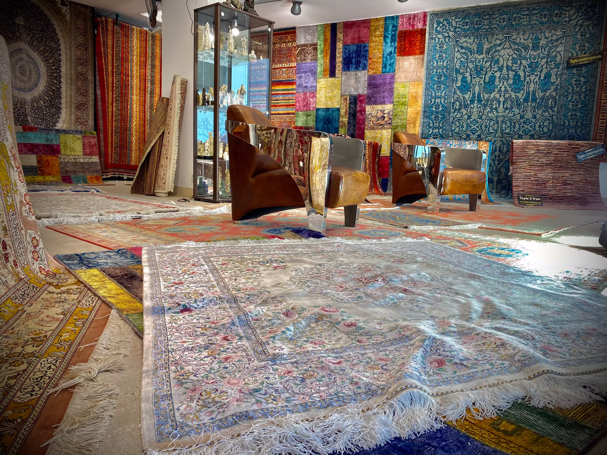 Intérieur de la boutique Merveilles d'Orient à Saint-Jean-de-Monts.