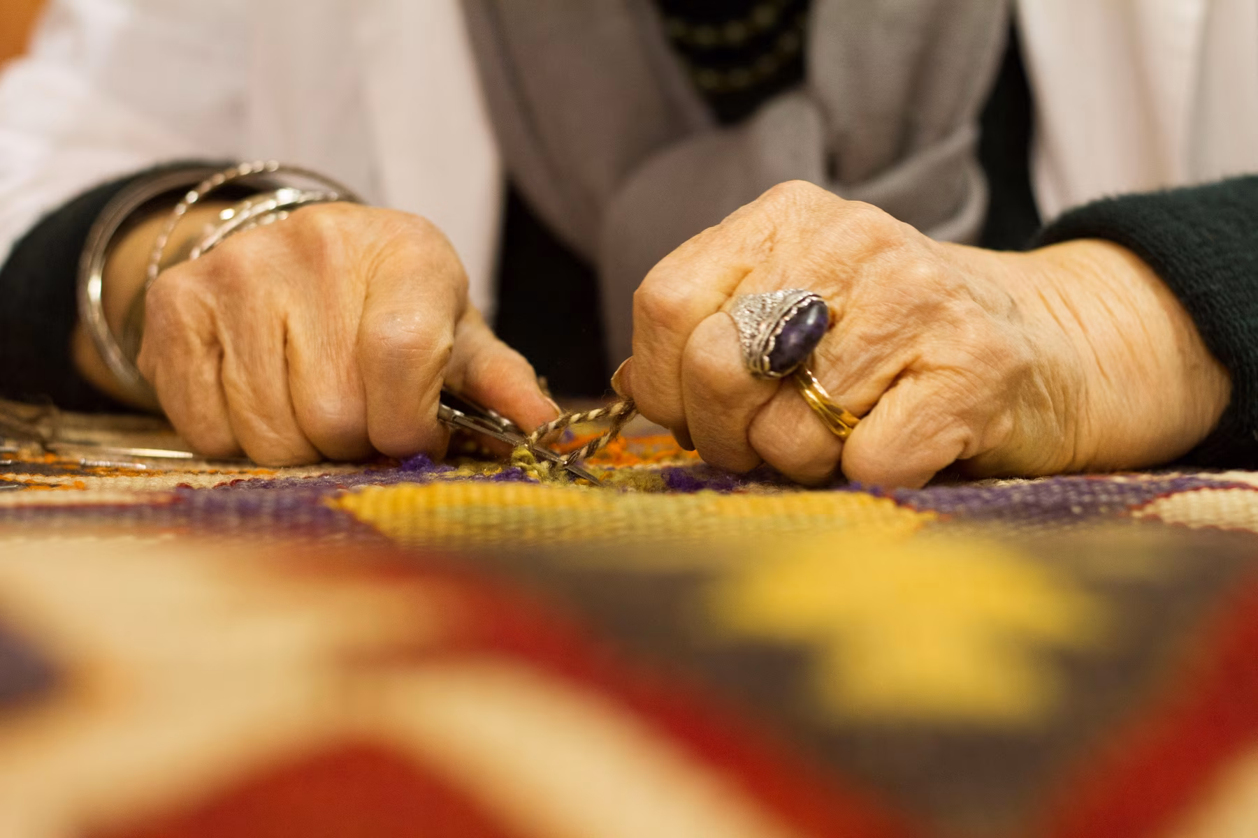 Restauration artisanale d'un tapis d'Orient.